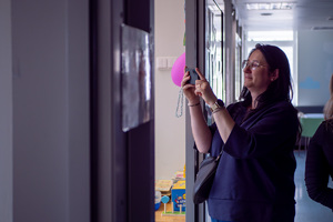 kobieta robiąca zdjęcie telefonem w placówce medycznej