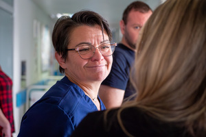 zdjęcie kobiet i mężczyzny w placówce medycznej