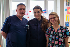 policjantka oraz pracownicy placówki medycznej