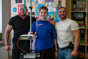 policjanci na zdjęciu z chłopcem w placówce medycznej