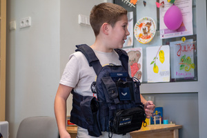 chłopiec ubrany w policyjną kamizelkę