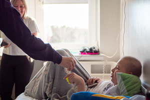 młody pacjent, który otrzymał odblaskową zawieszkę od policjantki