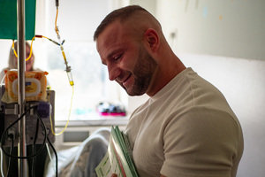 policjant w placówce medycznej