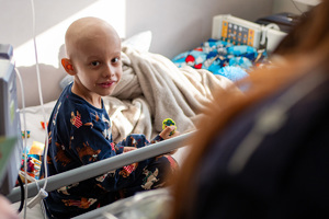 młody pacjent, który otrzymał odblaskową zawieszkę od policjantki