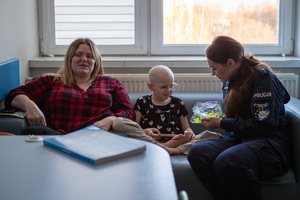 policjantka, która wydała odblaskową zawieszkę pacjentowi placówki medycznej