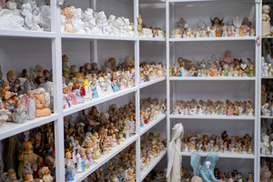 zdjęcie ukazujące pomieszczenie-magazyn figurek i lalek