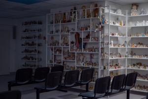 pomieszczenie-magazyn figurek oraz lalek