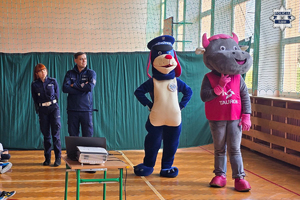 policjanci oraz osoby przebrane za maskotki podczas spotkania profilaktycznego w szkole