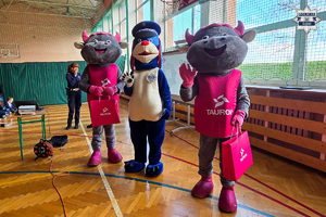 policjantka oraz osoby przebrane za maskotki podczas spotkania profilaktycznego w szkole