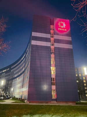 Budynek Komendy Wojewódzkiej Policji w Katowicach podświetlony na czerwono