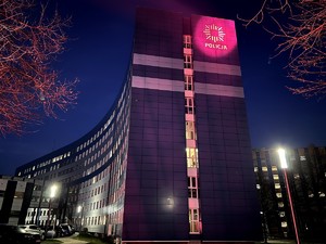 Budynek Komendy Wojewódzkiej Policji w Katowicach podświetlony na czerwono