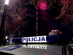 Budynek Komendy Wojewódzkiej Policji w Katowicach podświetlony na czerwono