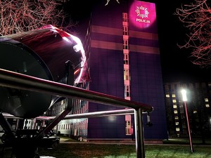 Budynek Komendy Wojewódzkiej Policji w Katowicach podświetlony na czerwono