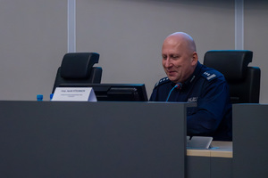 policjant podczas narady kierownictwa wydziałów ruchu drogowego