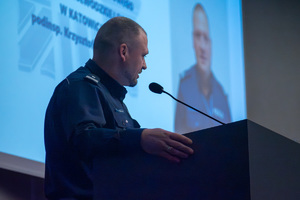 policjant podczas narady kierownictwa wydziałów ruchu drogowego