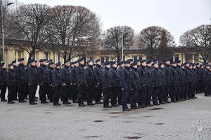 policjanci podczas rozpoczęcia szkolenia zawodowego podstawowego w Szkole Policji w Katowicach
