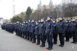 policjanci podczas rozpoczęcia szkolenia zawodowego podstawowego w Szkole Policji w Katowicach