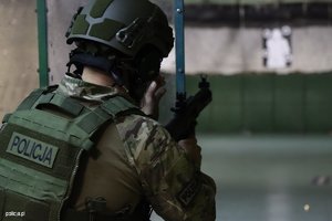 policjant z karabinem automatycznym na strzelnicy