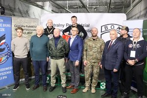 uczestnicy charytatywnych zawodów strzeleckich na wspólnej fotografii