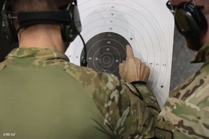 policjanci przy tarczy strzeleckiej