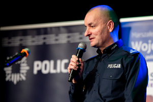 policjant przemawiający podczas seminarium dla seniorów