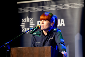 policjantka przemawiająca podczas seminarium dla seniorów