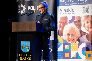 policjantka przemawiająca podczas seminarium dla seniorów