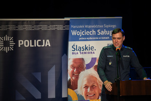 policjant przemawiający podczas seminarium dla seniorów