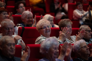 seniorzy obecni podczas seminarium promującego bezpieczeństwo