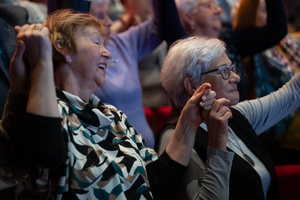 seniorzy podczas seminarium promującego bezpieczeństwo