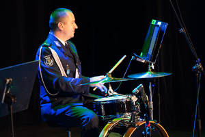 policjant należący do policyjnej orkiestry