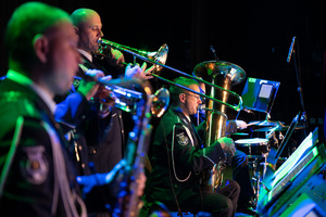 policjanci należący do policyjnej orkiestry