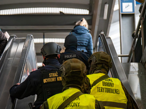 Funkcjonariusz SOK oraz żołnierze Wojsk Obrony Terytorialnej