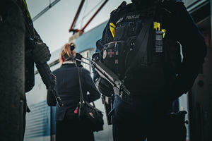 Funkcjonariusz Policji oraz żołnierz podczas wykonywania obowiązków służbowych