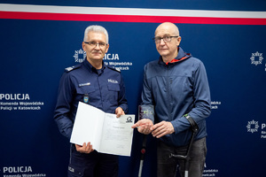 Komendant Wojewódzki Policji w Katowicach oraz uczestnik konferencji Policja dla dostępności - siła determinacji w drodze do sukcesu trzymający pamiątkowy upominek
