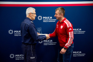 Komendant Wojewódzki Policji w Katowicach oraz uczestnik konferencji Policja dla dostępności - siła determinacji w drodze do sukcesu