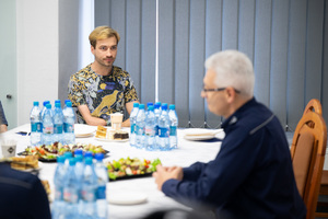Komendant Wojewódzki Policji w Katowicach oraz uczestnik konferencji Policja dla dostępności - siła determinacji w drodze do sukcesu
