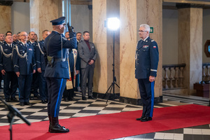 Komendant Wojewódzki Policji nadinspektor Mariusz Krzystyniak podczas przyjmowania meldunku.