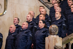 Ślubujący policjanci składający rotę ślubowania