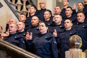 Komendant Wojewódzki Policji w Katowicach - nadinsp. Mariusz Krzystyniak podczas przemówienia na uroczystości ślubowania policjantów.