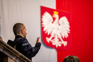 Policjant składający rotę ślubowania