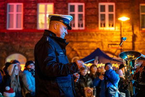 zdjęcie przedstawia dyrygenta orkiestry policyjnej