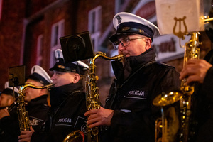 zdjęcie przedstawia orkiestrę policyjną podczas koncertu na jarmarku