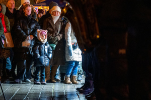 zdjęcie przedstawia ludzi na jarmarku