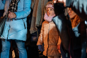 zdjęcie przedstawia ludzi na jarmarku