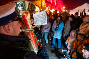 zdjęcie przedstawia orkiestrę policyjną podczas koncertu na jarmarku