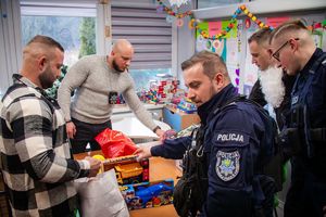 Policjanci segregują prezenty