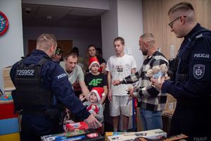 Policjanci rozdający prezenty dzieciom