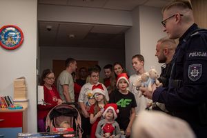 Policjanci rozdający prezenty dzieciom