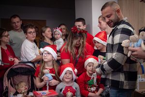 Policjanci rozdający prezenty dzieciom